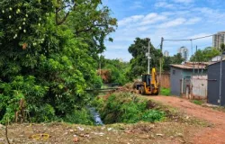 Prefeitura limpa c�rrego em Cuiab� e retira 20 caminh�es de lixo