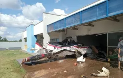 Avi�o agr�cola cai e atinge pr�dio de creche com 180 crian�as em Campo Verde