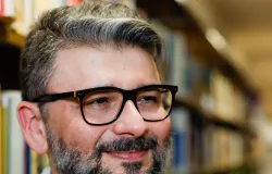 Poeta resgata livro de 24 anos atr�s e completa sua trilogia sobre traumas