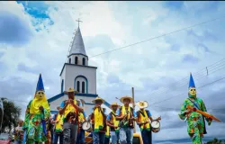 Entre passos, cantos e promessas: a travessia da Folia de Santo Reis pelas comunidades