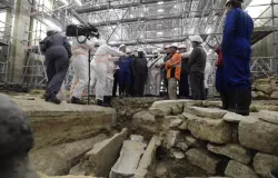 Sarcfago de chumbo do sculo 14  encontrado no subsolo da Notre-Dame de Paris