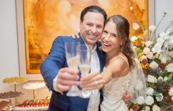 Casal celebra 25 anos de casamento com festa �ntima e emocionante