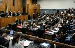 Vereadores Aprovam Projeto que Pro�be Celulares em Escolas de Goi�nia em Meio a Debate sobre Sa�de Mental