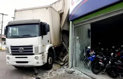 Caminh�o desgovernado invade loja e derruba motos em Pindamonhangaba