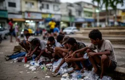 Moradores de rua usam drogas e assustam clientes no Centro de Tail�ndia