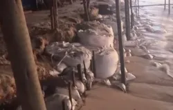Mar invade praia e amea�a barracas em Aquiraz