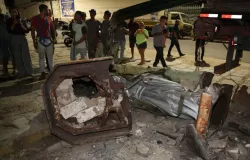 Imagem sagrada cai de pr�dio hist�rico em Fortaleza enquanto � retirada da fachada