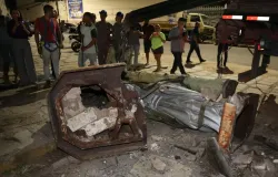 Imagem gigantesca da Sagrada Fam�lia cai no Centro de Fortaleza durante retirada e � parcialmente danificada
