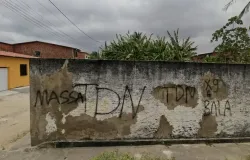 Vai a j�ri trio que matou homem que recusou sair da fac��o em tiroteio durante prociss�o
