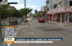 Caix�o com corpo dentro cai de carro de funer�ria e para no meio da rua no Centro de Fortaleza