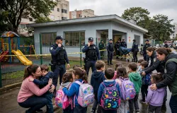 Pol�cia mata homem que fez 13 crian�as de ref�ns com faca em creche em Curitiba