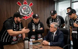 Torcedores do Corinthians pressionam presidente e exigem demiss�o do diretor de futebol