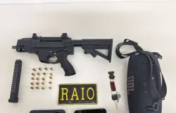 Pol�cia prende homem com submetralhadora e muni��es escondida em casa em Sobral