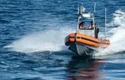 Barco com 27 mexicanos afunda na Calif�rnia; 11 seguem desaparecidos e sobreviventes sofrem ataques de tubar�o