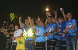 Fl�vio Bolsonaro � ovacionado ap�s pastor substituir 'Livre-nos do mal' por 'Livre-nos do PT' em com�cio