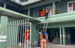 Escada desaba e atinge duas crian�as, for�ando sa�da de 30 moradores em Balne�rio Cambori�