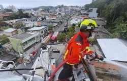 Fogo destr�i casa e quase queima vizinha em Cambori�; bombeiros usaram 20 mil litros de �gua