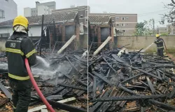 Fogo destr�i casa de madeira em Cambori� e bombeiros usam 10 mil litros de �gua para salvar vizinha