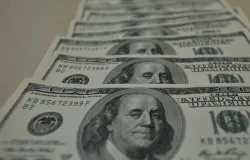 D�lar sobe de novo e passa dos R$ 5 no Brasil, enquanto bolsa de valores recua