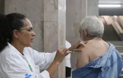 Vacinao de grupos de risco  principal desafio no combate  covid-19