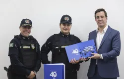 Guardas municipais recebem exemplares de livro que resgata a hist�ria de 40 anos da corpora��o