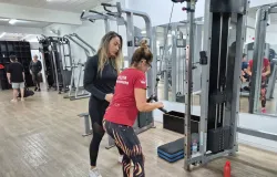 Como treinar pernas e bra�os juntos: O guia para poupar tempo na academia
