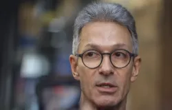 Zema vota com celular na cabine e Justi�a Eleitoral abre investiga��o