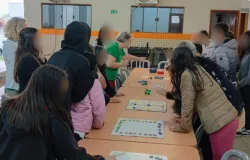 Oficina em Sumar� transforma lixo em brinquedos para crian�as