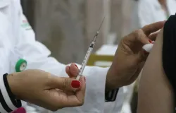 Ministrio envia a 12 estados doses da nova vacina contra covid-19