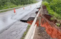 Trfego da BR-174 em MT  totalmente interditado por rompimento na pista