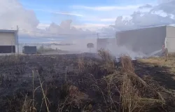 Corpo de bombeiros controla incndio em lote residencial de Primavera do Leste