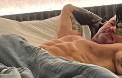 Completamente nu, Mateus Carrieri posa na cama e web enlouquece: >Dia de descanso>