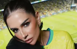 Deborah Secco exibe shape trincado em vdeo no espelho e brinca: >Acabada>