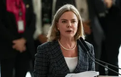 Ministra Gleisi Hoffmann telefona para prefeitos brasileiros em Israel