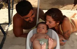 Nathalia Valente e Yuri passam dia especial com o filho, Thales: >Primeira vez na praia>