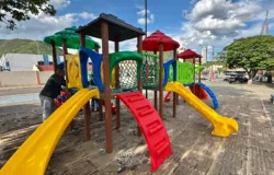 Prefeitura de Barra do Garas inicia montagem de playgrounds na praa da Matriz