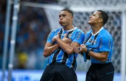Gr�mio d� passo decisivo rumo ao t�tulo ga�cho com goleada no Gre-Nal