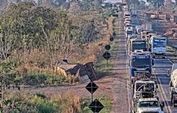 Caminhoneiro morre ap�s carreta carregada com algod�o tombar na BR-364 em Jangada (MT)