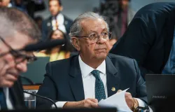 Senador Jayme Campos vota a favor da redu��o da jornada de trabalho