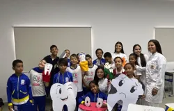 Estudantes de odontologia ensinam escova��o a crian�as com brincadeiras em MT