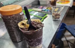 Tr�s menores foram flagrados comendo a�a� roubado em trailer invadido