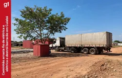 Caminh�o causa 'efeito domin�' e destr�i barracas em Cuiab� ap�s acidente pr�vio