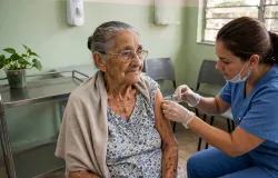 Cuiab� come�a a vacinar idosos a partir de 85 anos contra pneumonia e meningite