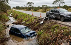 Carro cai em riacho ap�s colis�o com picape em rodovia de Lucas do Rio Verde