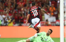 Flamengo vence com gol de Arrascaeta e lidera o Brasileiro