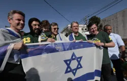 Tarcsio canta durante Marcha para Jesus e participa do evento enrolado em bandeira de Israel