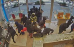 Mais de 20 criminosos invadem joalheria e roubam US$ 1 milho nos EUA; veja