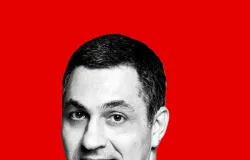 Mulher viraliza ao nadar em piscina usando smartphone