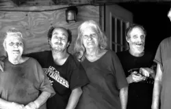 Remanescentes da 'fam�lia mais incestuosa dos EUA' vivem no meio de lixo e sob risco de desabamento