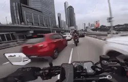 Menina de 2 anos abre a porta de carro durante engarrafamento e derruba motociclista